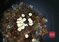 Illustration of how to make peach gum, Sichuan scallops and pear stewed 4