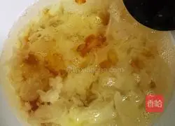 Illustration of how to make peach gum and white fungus soup 7