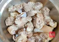 Illustration of how to make lotus root, peanut and pig's trotters soup 3