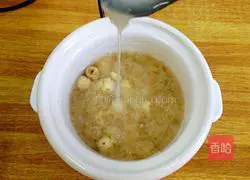 Illustration of how to make rock sugar, tremella and lotus seed soup 6