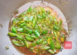 Illustration of how to make fried preserved eggs with pepper 9