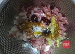 Illustration of how to make delicious shrimp and meat wontons 9