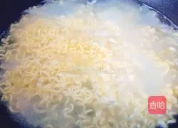 Illustration of how to make instant noodle egg cake 4