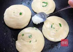 Illustration of how to make scallion hand-shredded pancakes (lard yeast version) 12