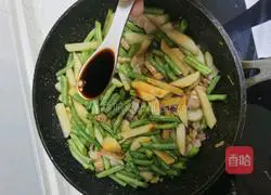 Illustration of how to make braised noodles with pork belly, beans, string beans and potatoes 5