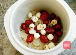 Illustration of how to make wolfberry, tremella and lotus seed soup 6