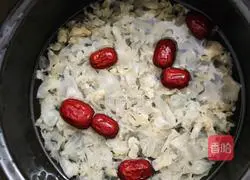 Illustration of how to make papaya, tremella and sugar water 2