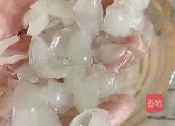 Illustration of how to make Osmanthus, Soap, Peach Gum and Tremella Soup 6