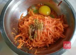 Illustration of how to make carrot and egg soft pancake 3