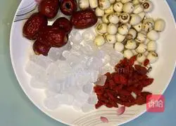 Milk Tremella Peach Gum Lotus Seed Soup Recipe Illustration 2