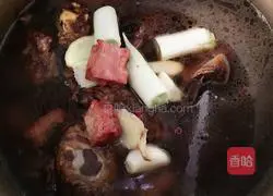 Illustration of how to make pork ribs and stewed potatoes 8
