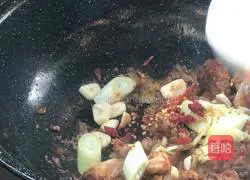 Illustration of how to cook duck legs with potatoes 13