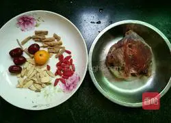 Illustration of how to make Codonopsis and Astragalus mutton soup 1