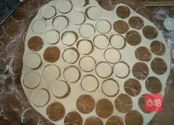 Illustration of how to make egg and butterfly noodle soup 2