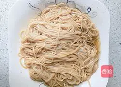 Illustration of how to make noodles with scallion oil 6