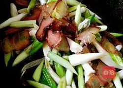 Illustration of how to stir-fry bacon with garlic sprouts 6