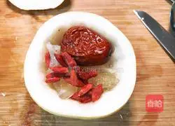 Illustration of how to make steamed snow pear with rock sugar and white fungus 4