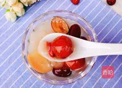 Apple, Tremella and Red Fruit Soup Recipe Illustration 12