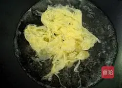 Illustration of making chrysanthemum leaf egg soup 5