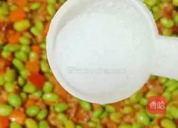 Illustration of how to stir-fry minced meat with edamame rice 14