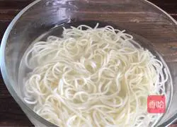 Illustration of how to make loofah noodles 2
