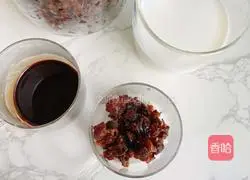 Illustration of how to make longan milk coffee 1