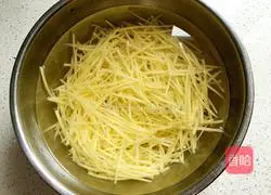 Illustration of how to make green pepper and potato shreds 3