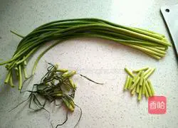 Illustration of how to cook sausage with garlic moss 1