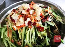 Illustration of how to make cold shredded chicken noodles 4