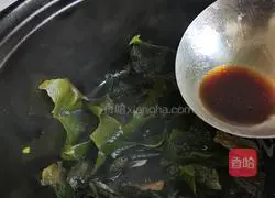 Illustration of how to make wakame, shrimp skin and egg wontons 9