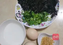 Illustration of how to make seaweed, shrimp and egg drop soup 1
