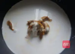 Illustration of how to make Thai coconut fish curry without adding a drop of water 3