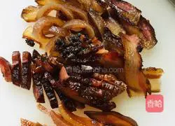 Illustration of how to stir-fry pork face with green garlic 2