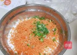 Illustration of how to make shredded carrot pancakes 4