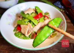 Illustration of how to make fried lean meat with snow peas 17