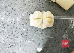 Illustration of how to make steamed flower rolls 17