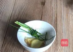 Red dates and mushrooms Illustration of how to make chicken soup 3