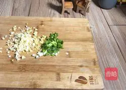 Illustration of how to cook preserved egg with bean dregs 4