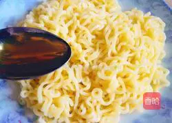 Illustration of how to make instant noodle egg cake 7