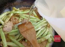 Illustration of how to make potato stewed bean cakes in one pot 8