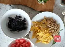 Illustration of how to make wontons in tomato sauce and sour soup 4