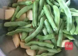 Illustration of how to make potatoes and beans stewed 1