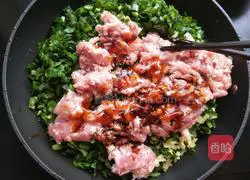 Illustration of how to make leek and pork dumplings 6