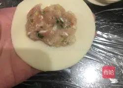 Pork dumplings stuffed with radish, chives and onions.Illustration of how to do it 7