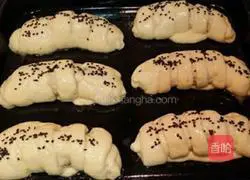 Illustration of how to make meat floss bread 3