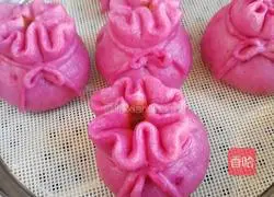 Illustration of how to make purple potato bean paste lucky bag 11