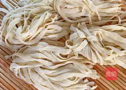 Illustration of how to make beef noodles 11