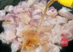 Illustration of how to make lotus root, peanut and pig's trotters soup 2