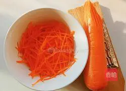 Illustration of how to make cold shredded chicken and bean sprouts 6