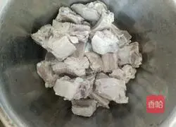 Illustration of how to make braised pork ribs and beans with noodles 1